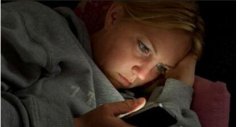 经常睡前玩手机有什么危害